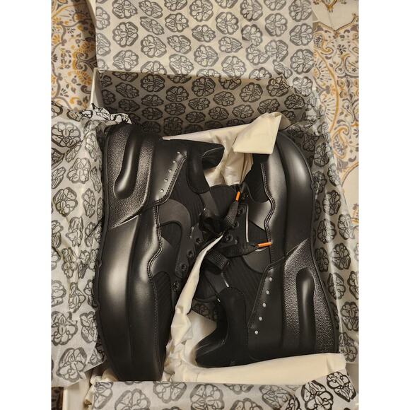 McQueen Men Oversized Runner - Picture 1 of 7